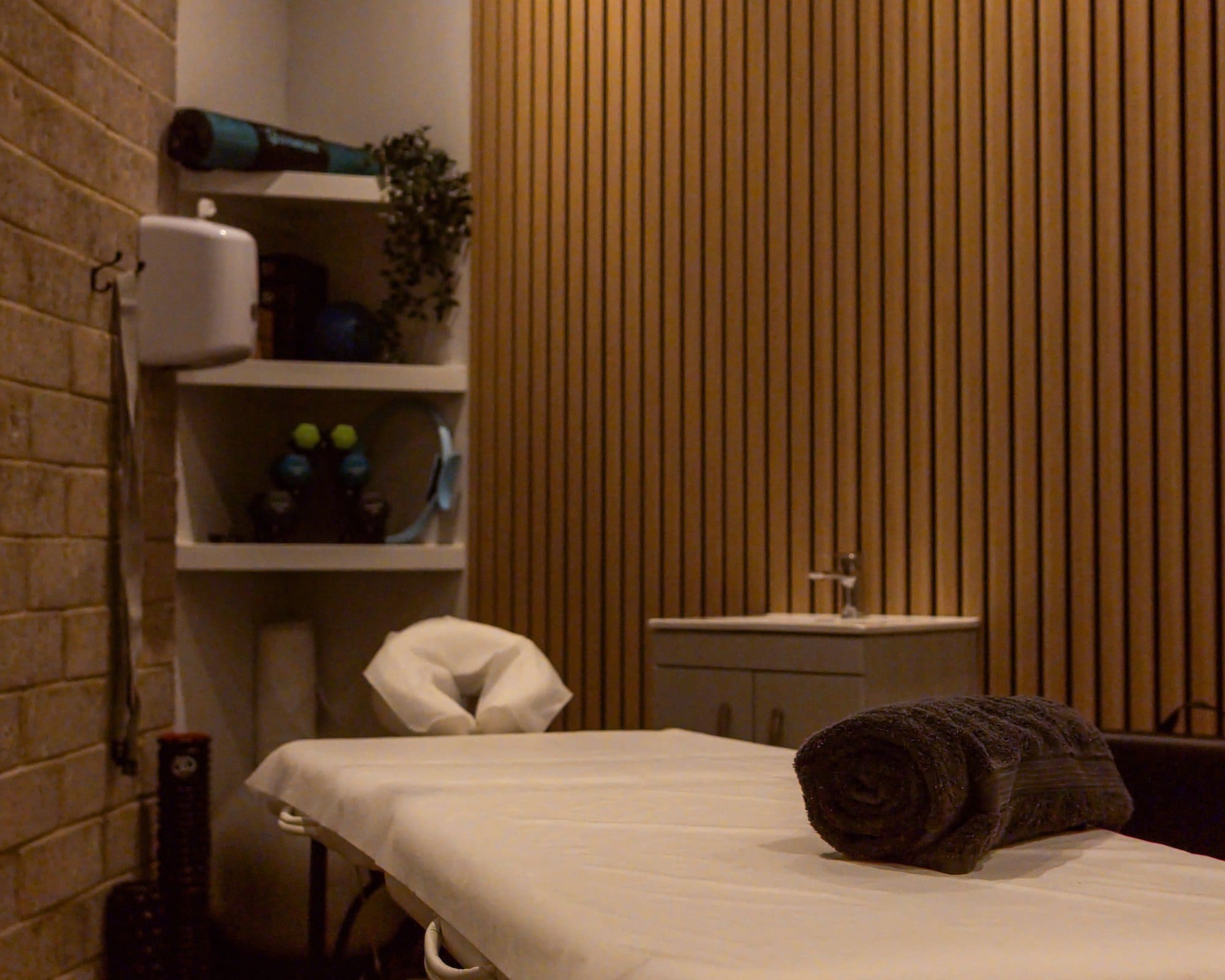 Treatment POD at GYMPODS Putney set up for physiotherapy and massage